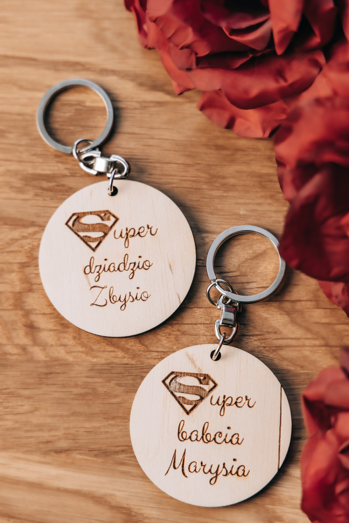 Brelok "Super Babcia/Dziadek" z Imieniem – Inspiracja Supermenem