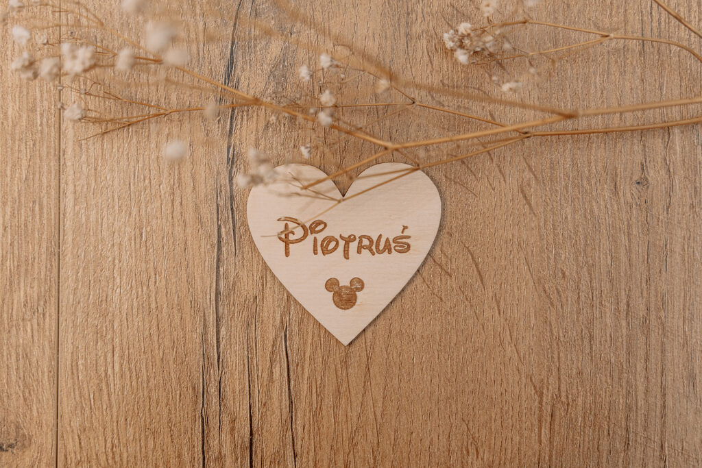 Magnes w Kształcie Serca z Imieniem w Stylu Disneya