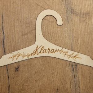 Drewniany wieszak dziecięcy z imieniem