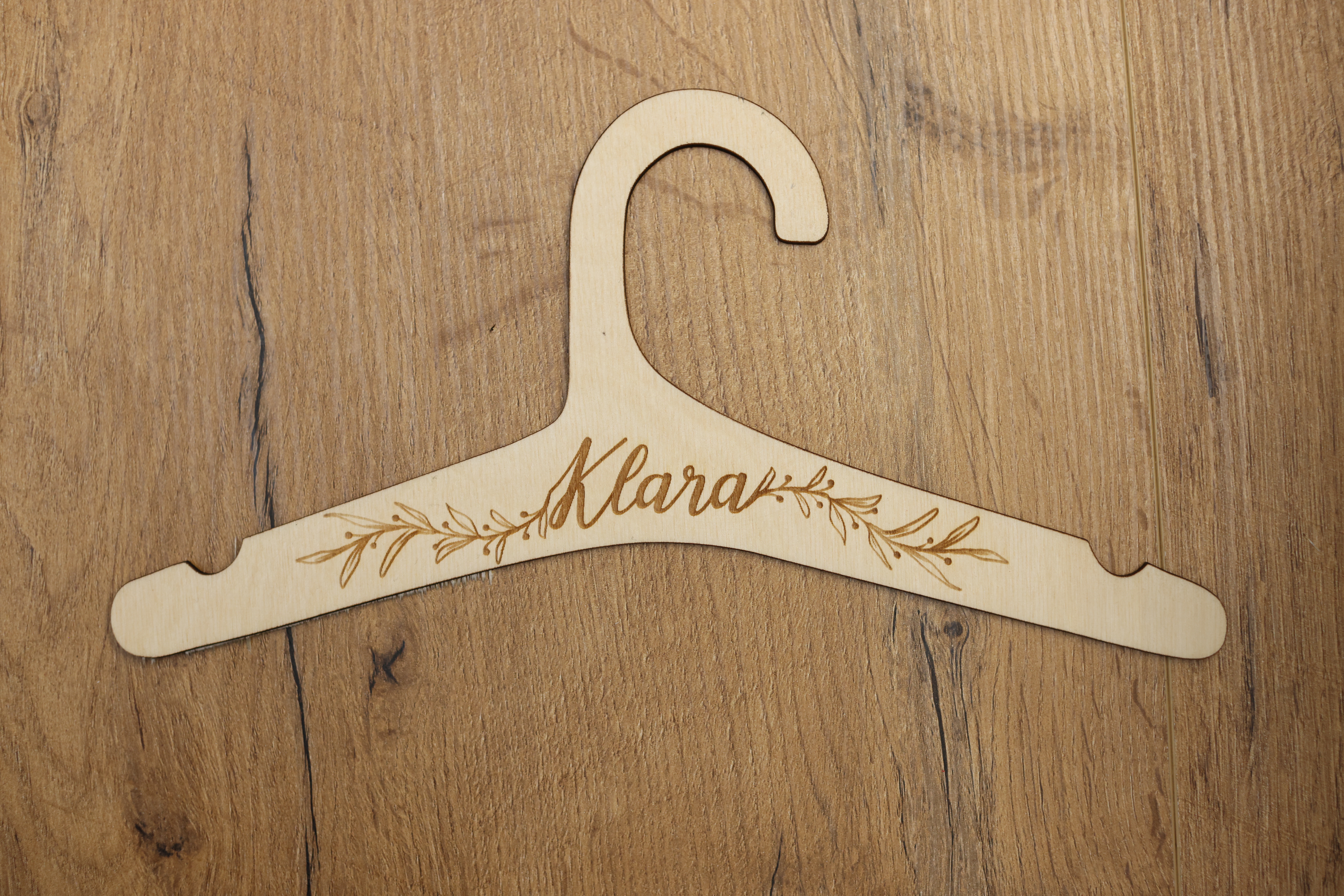 Drewniany wieszak dziecięcy z imieniem
